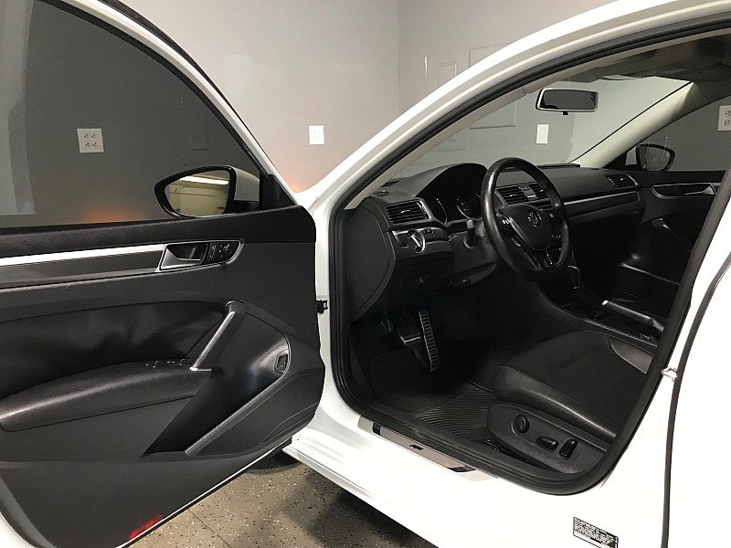 Used 2018 Volkswagen Passat 2.0T R-Line image 9