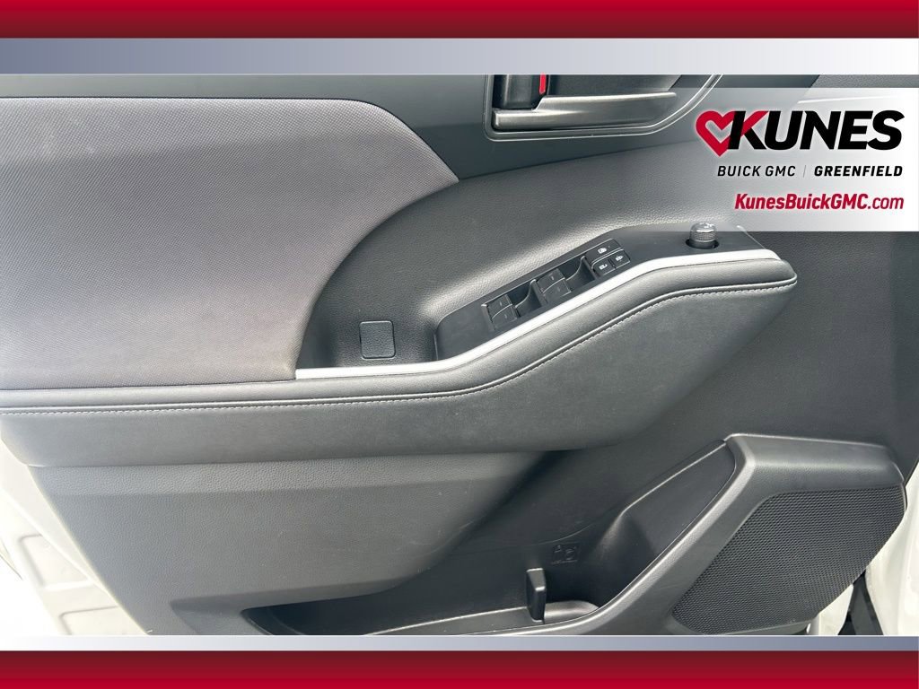 Used 2023 Toyota Highlander LE image 18