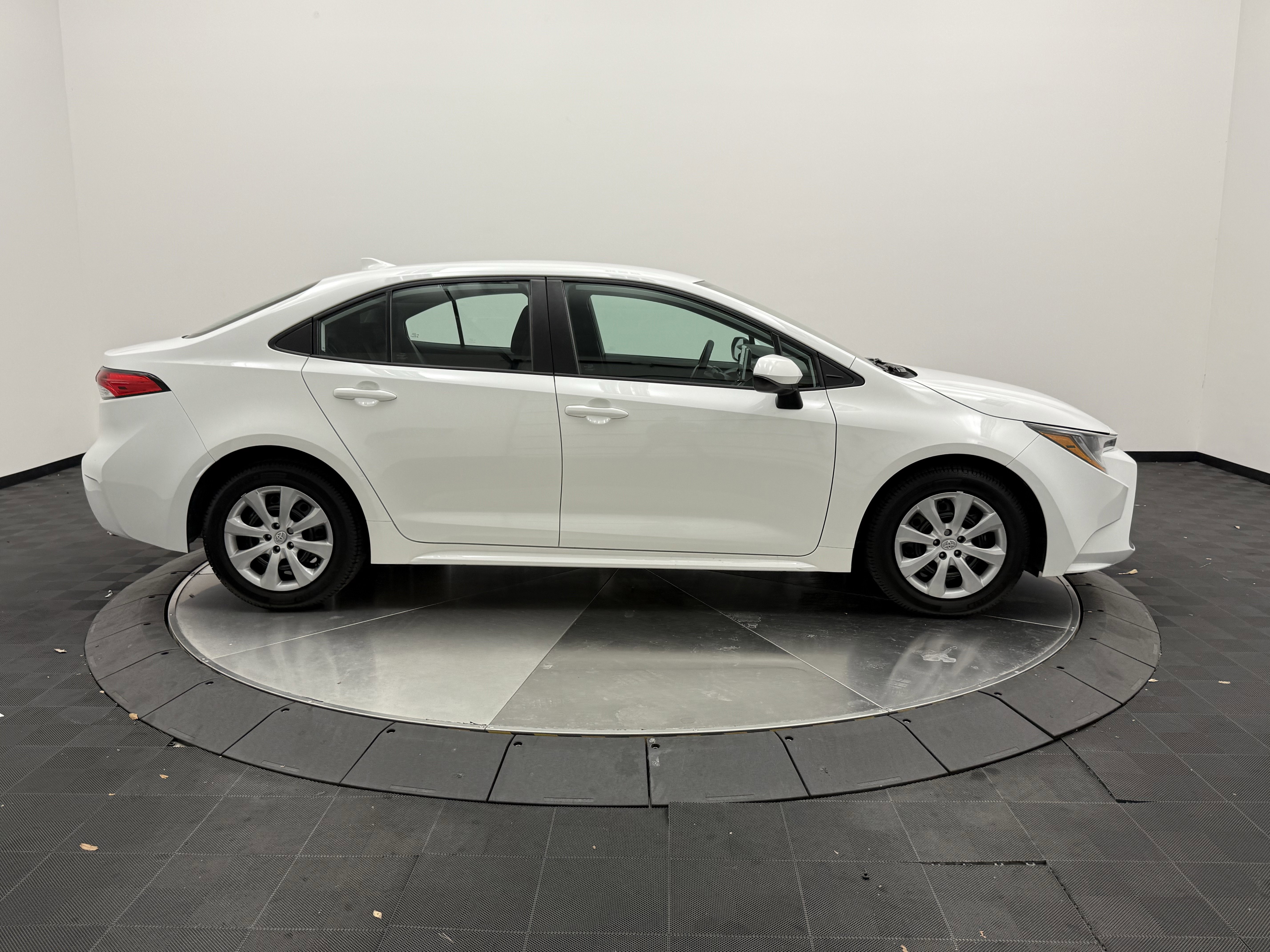 Used 2020 Toyota Corolla LE FWD image 8