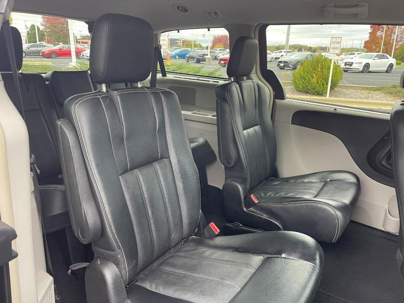 Used 2016 Chrysler Town & Country Touring w/ Driver Convenience Group image 12