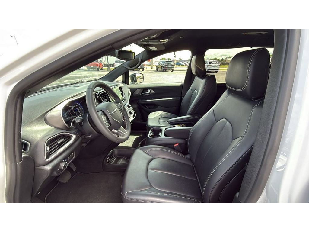 Used 2025 Chrysler Pacifica Select FWD image 28