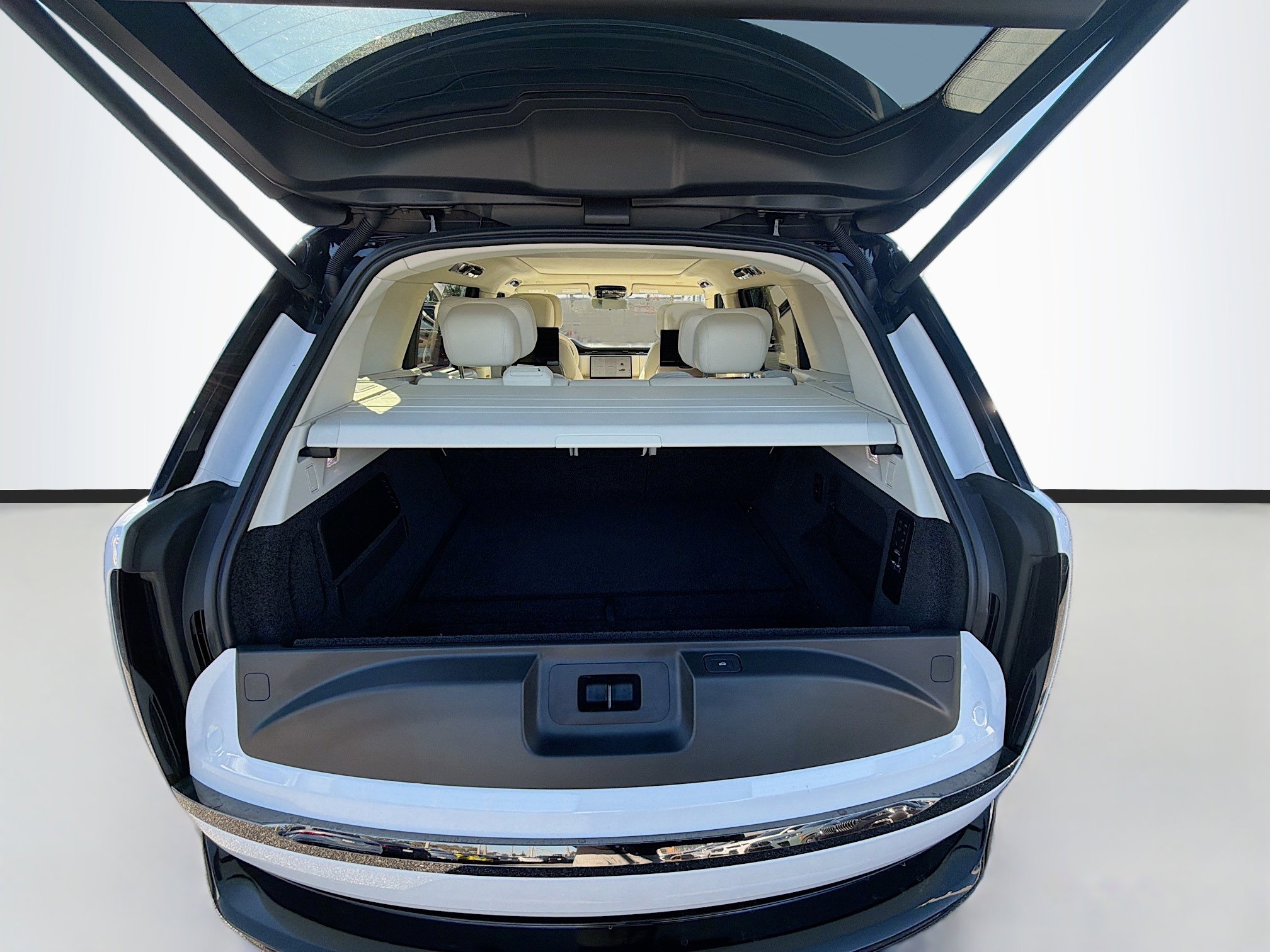 Used 2023 Land Rover Range Rover SV image 12