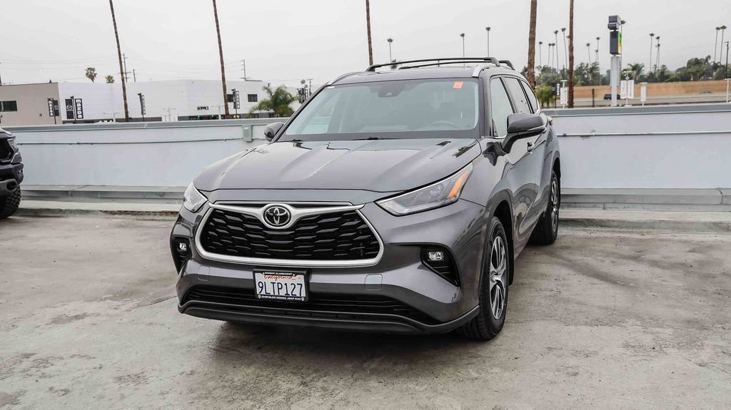 Used 2024 Toyota Highlander XLE AWD/4WD image 4