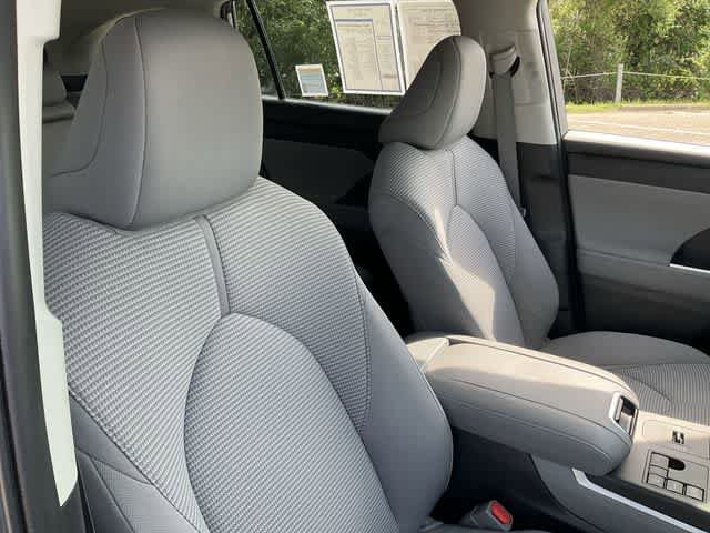 Used 2023 Toyota Highlander LE FWD image 17