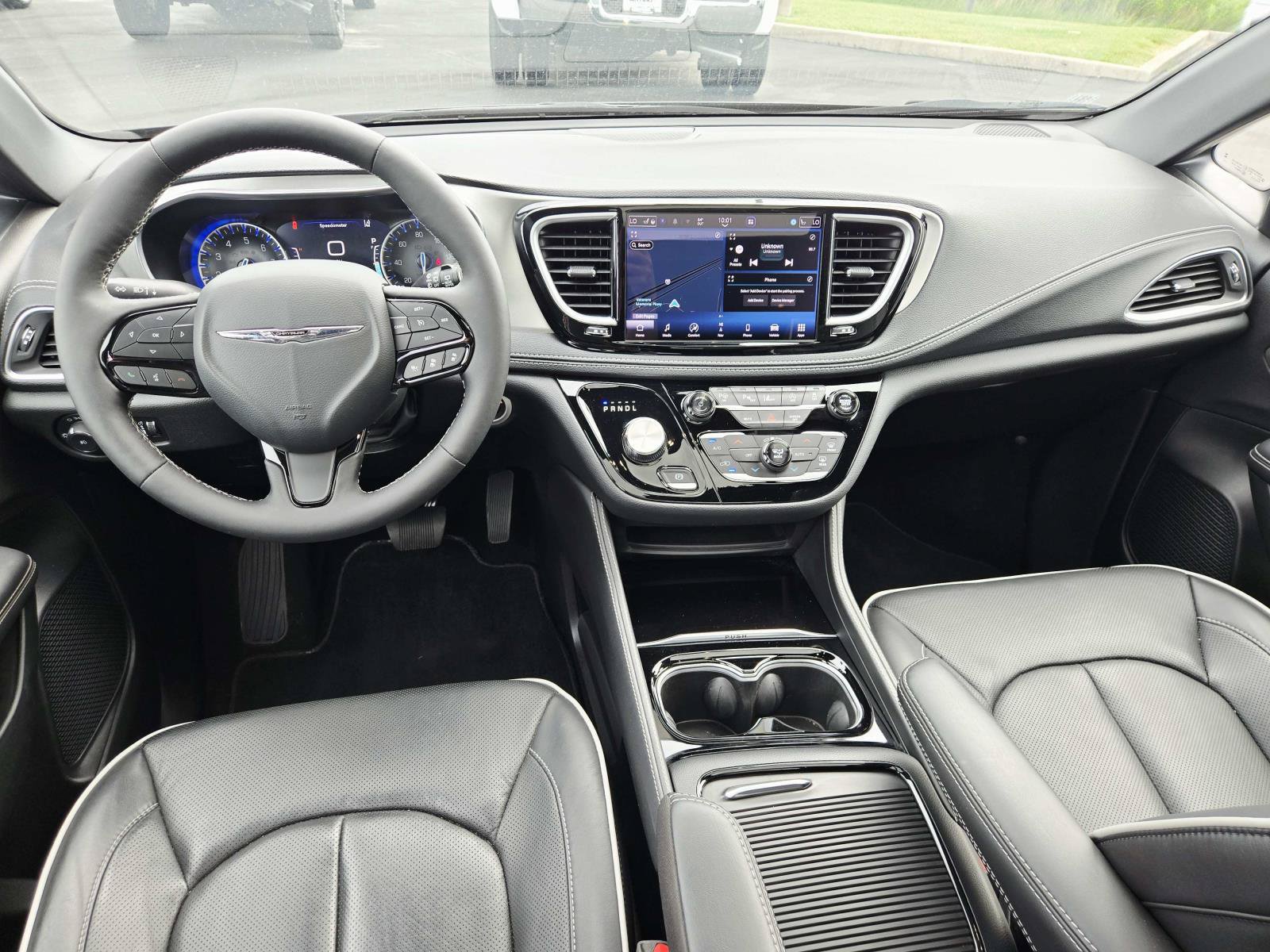 Used 2024 Chrysler Pacifica Limited w/ S Appearance Package FWD image 11