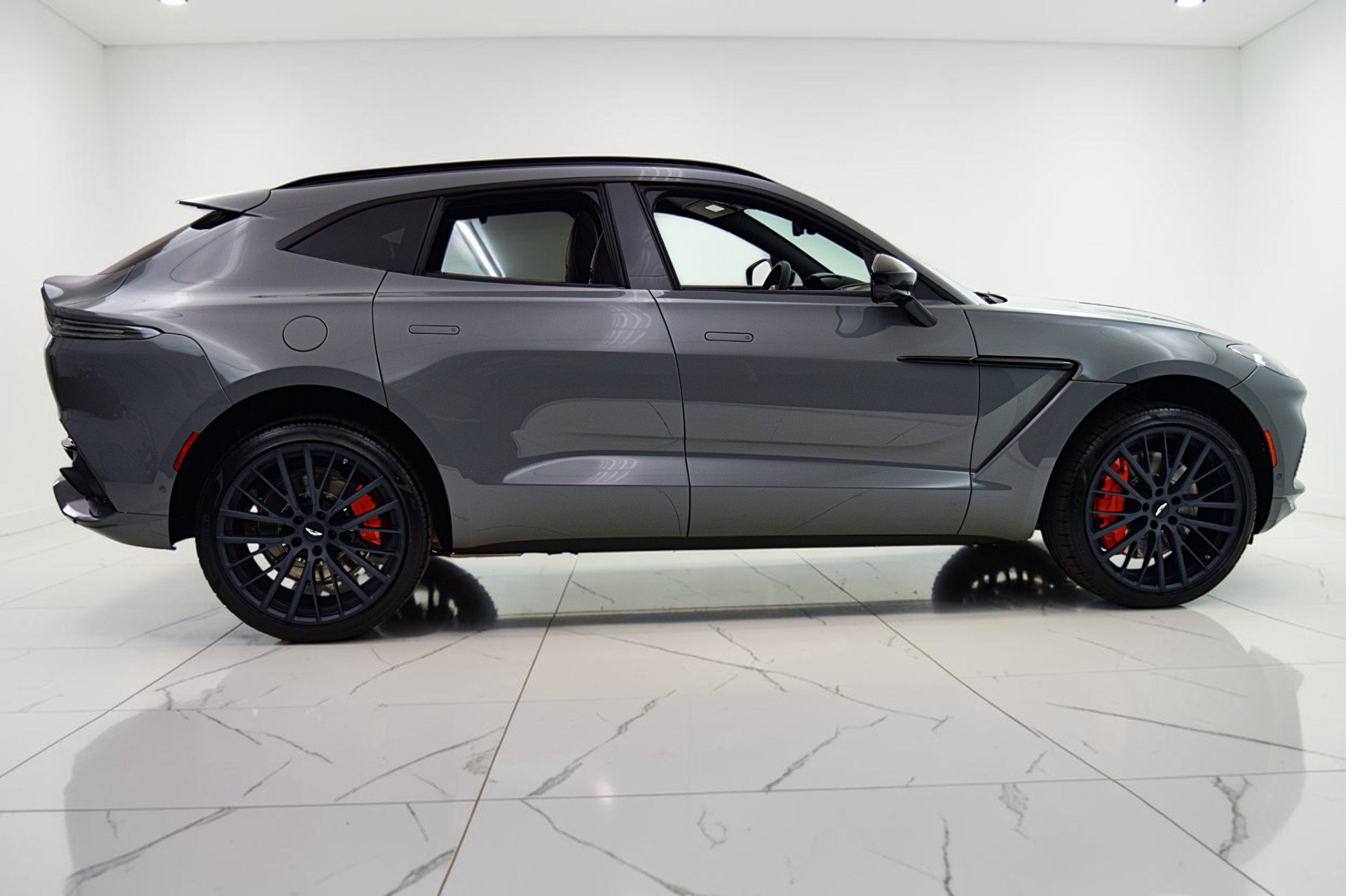 Used 2023 Aston Martin DBX AWD/4WD image 13