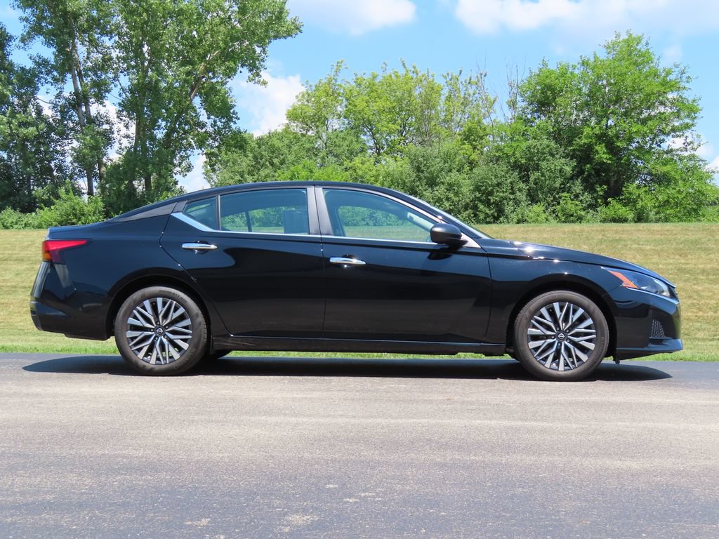 Used 2025 Nissan Altima 2.5 SV FWD image 2