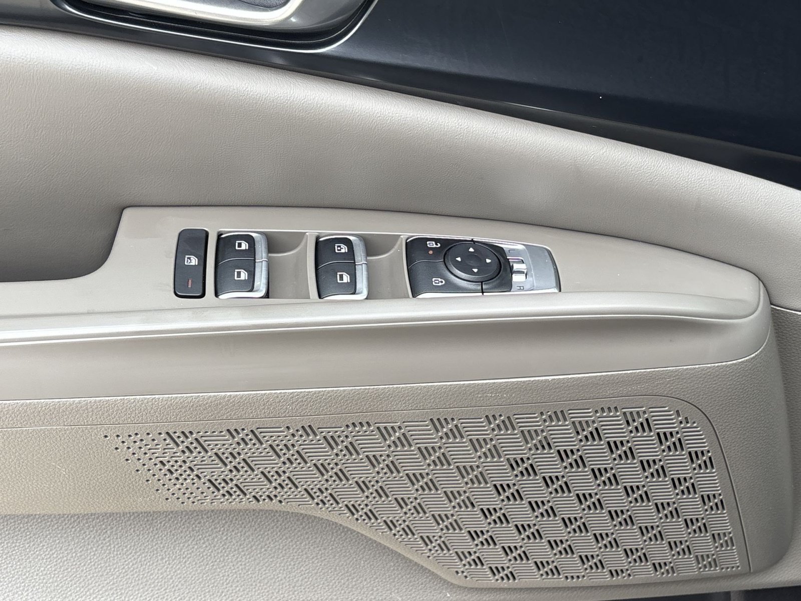 Used 2025 Kia Carnival FWD image 19
