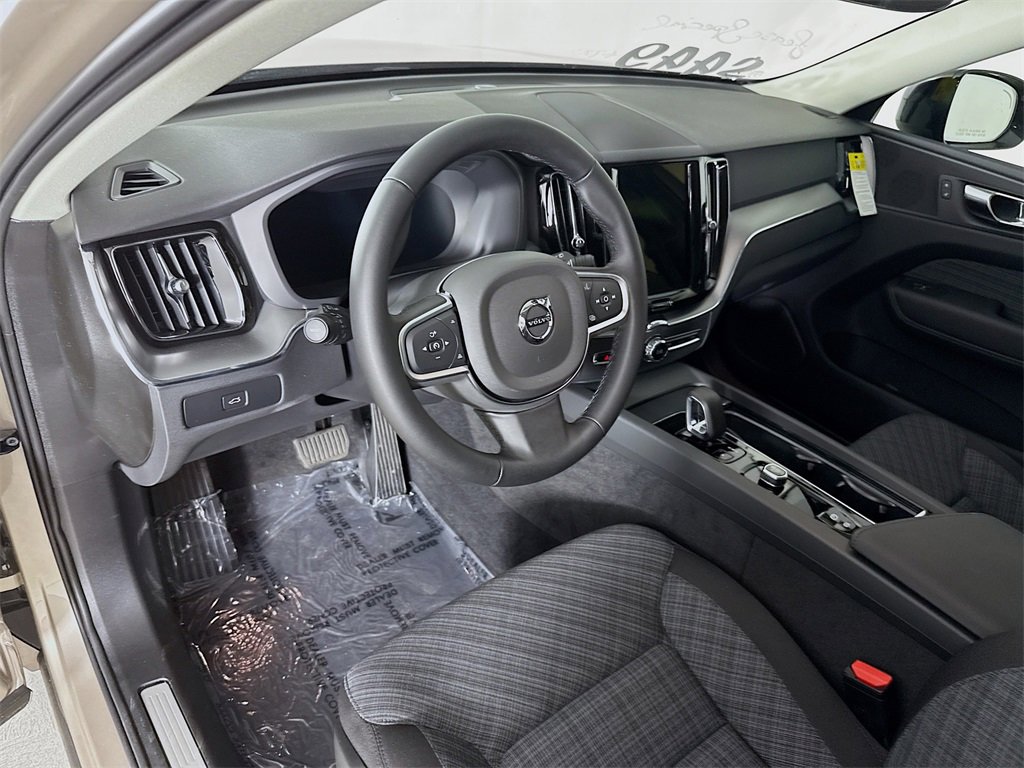 Used 2025 Volvo XC60 B5 Core w/ Protection Package Premier image 9