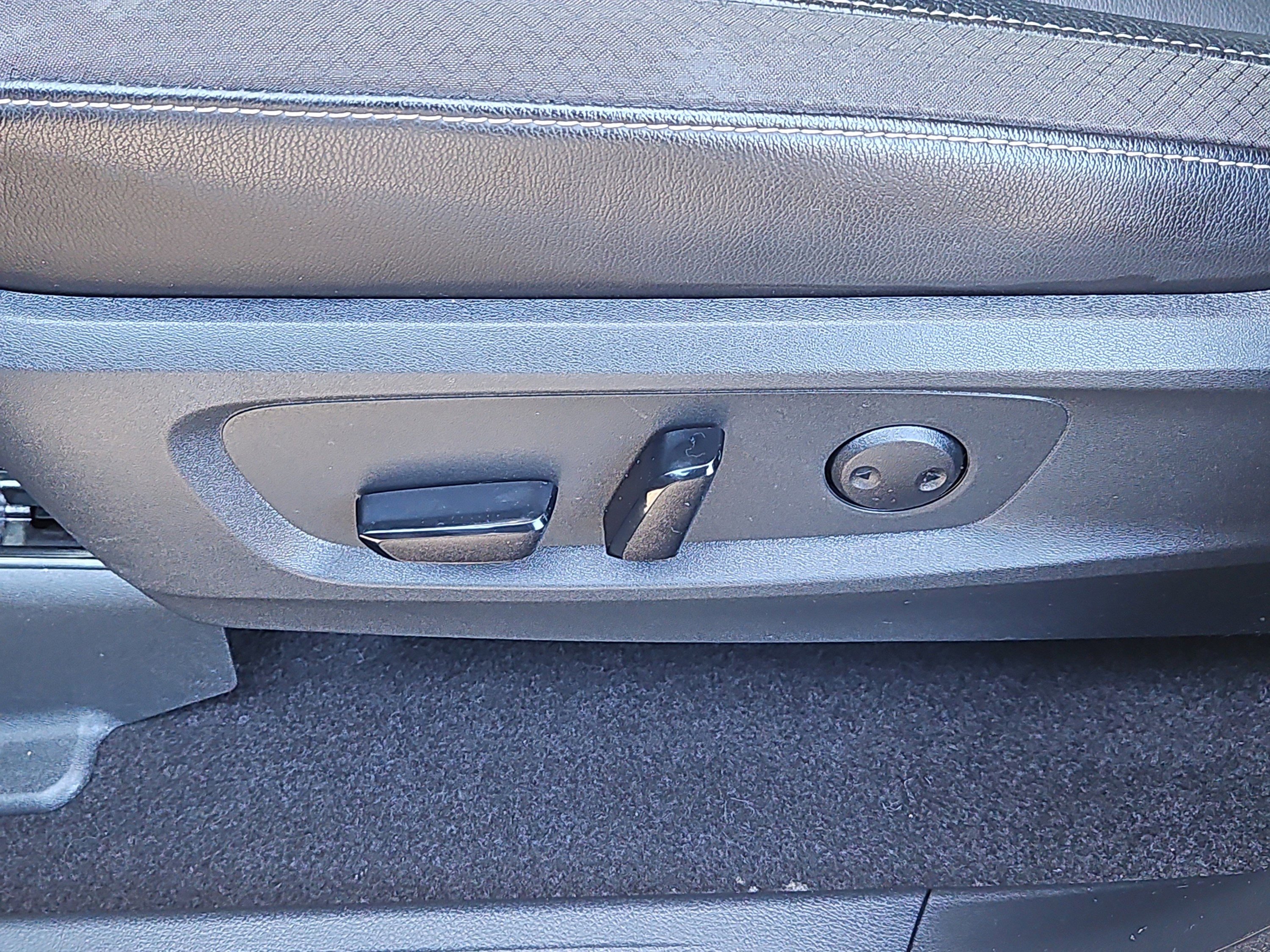 Used 2022 Nissan Pathfinder SL w/ SL Black Package image 15