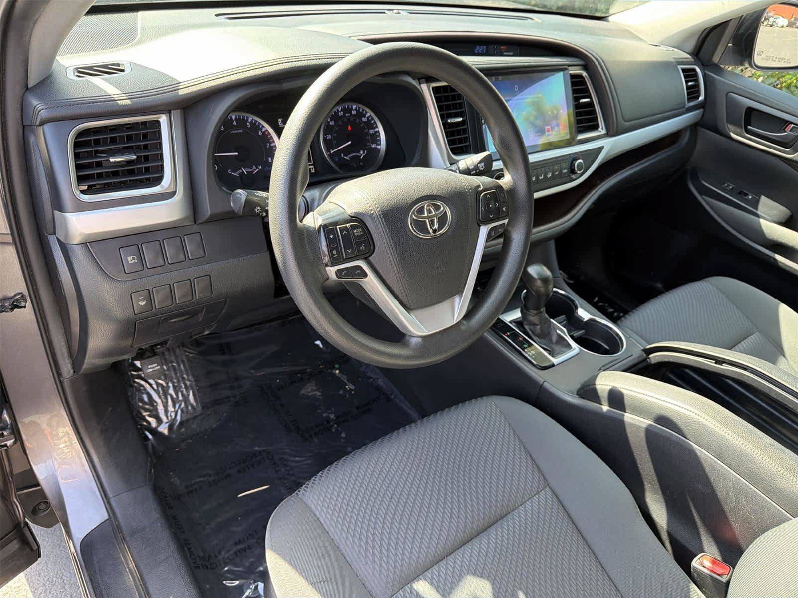 Used 2019 Toyota Highlander LE FWD image 2