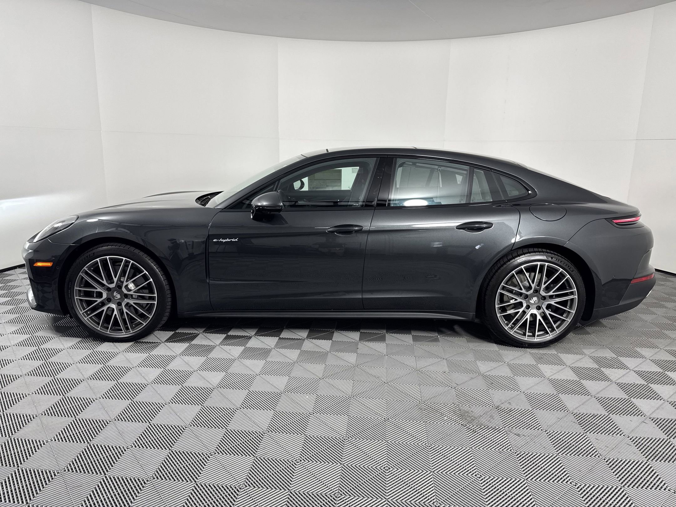 Used 2025 Porsche Panamera 4 image 2
