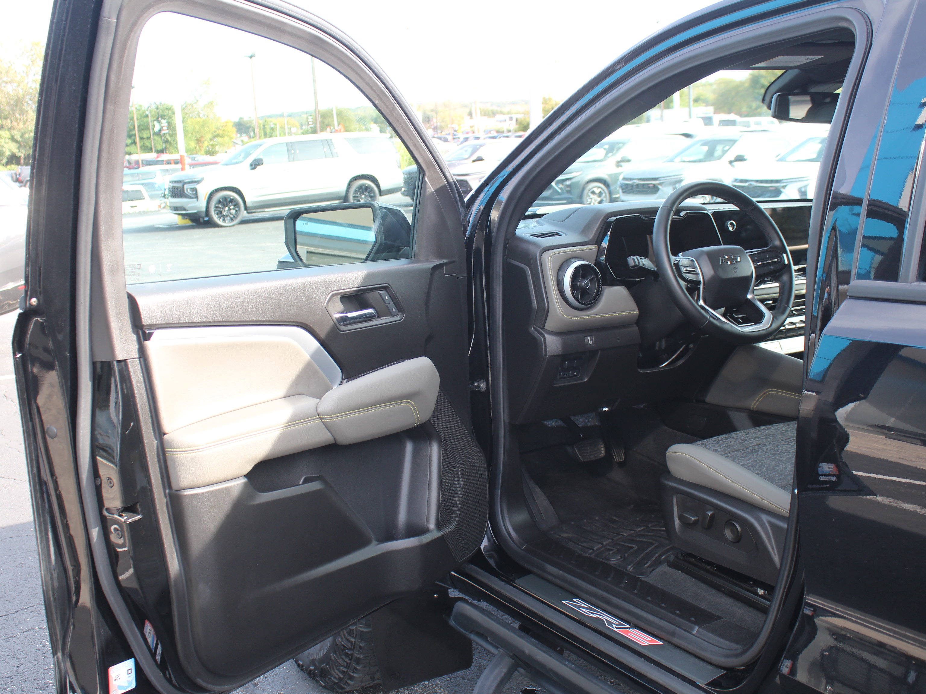 Used 2024 Chevrolet Colorado ZR2 w/ Technology Package AWD/4WD image 12