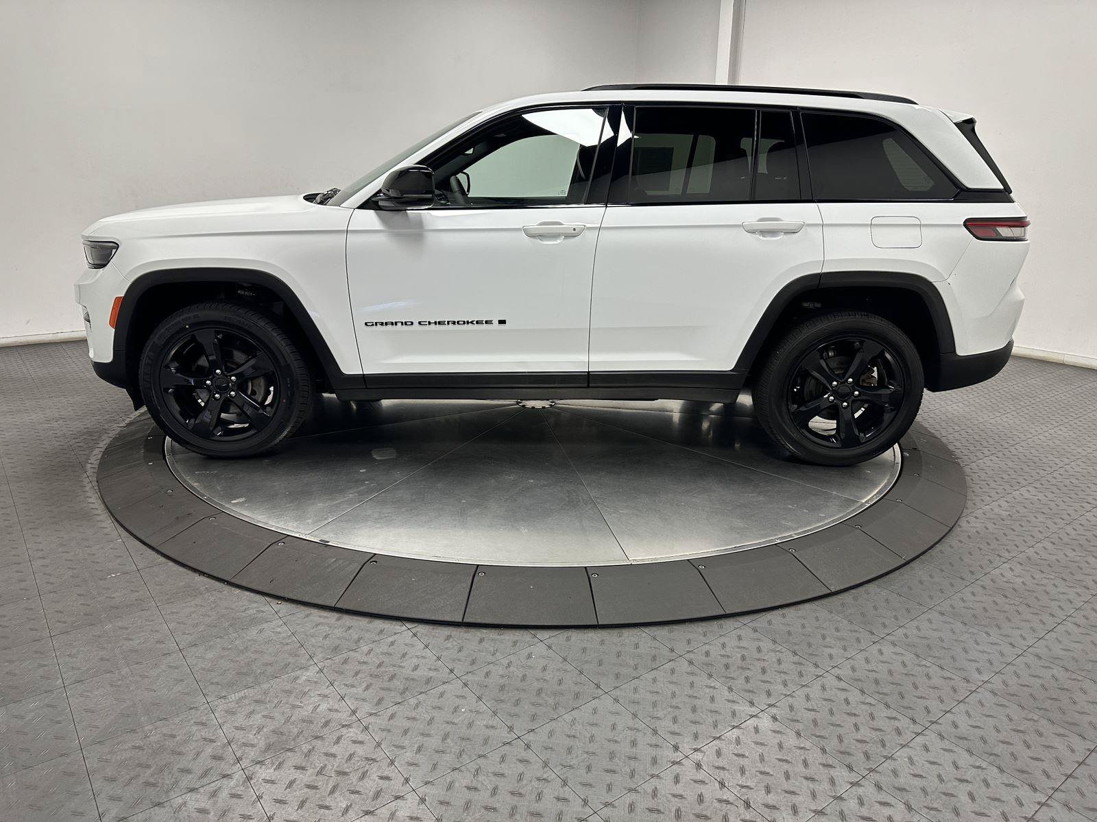 Used 2023 Jeep Grand Cherokee Altitude AWD/4WD image 8
