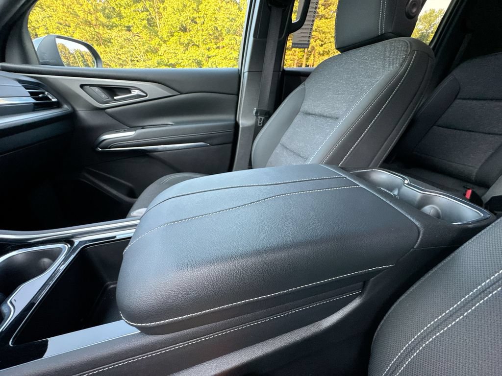Used 2025 Chevrolet Traverse LT FWD image 25