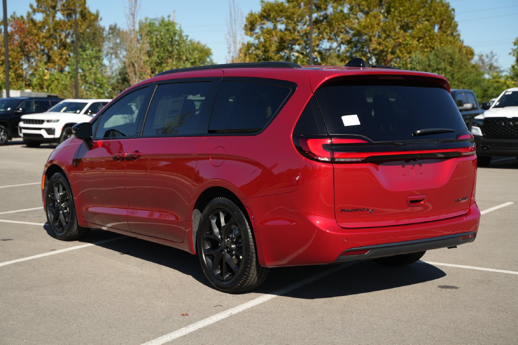 New 2027 Chrysler Pacifica Limited FWD image 5