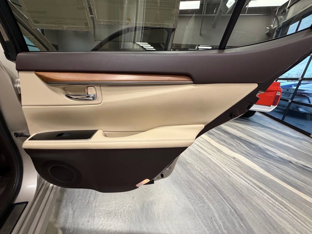 Used 2017 Lexus ES 300h w/ Luxury Package image 46