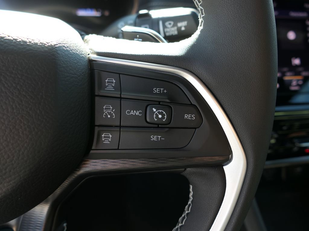 Used 2025 Jeep Grand Cherokee Laredo X w/ Luxury Tech Group I image 12