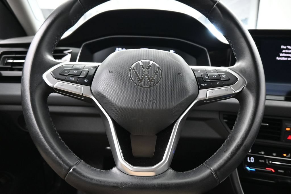 Used 2025 Volkswagen Jetta SE FWD image 25