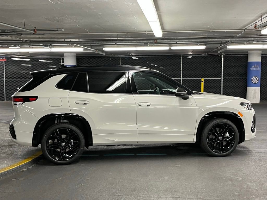 New 2025 Volkswagen Tiguan SE R-Line image 41