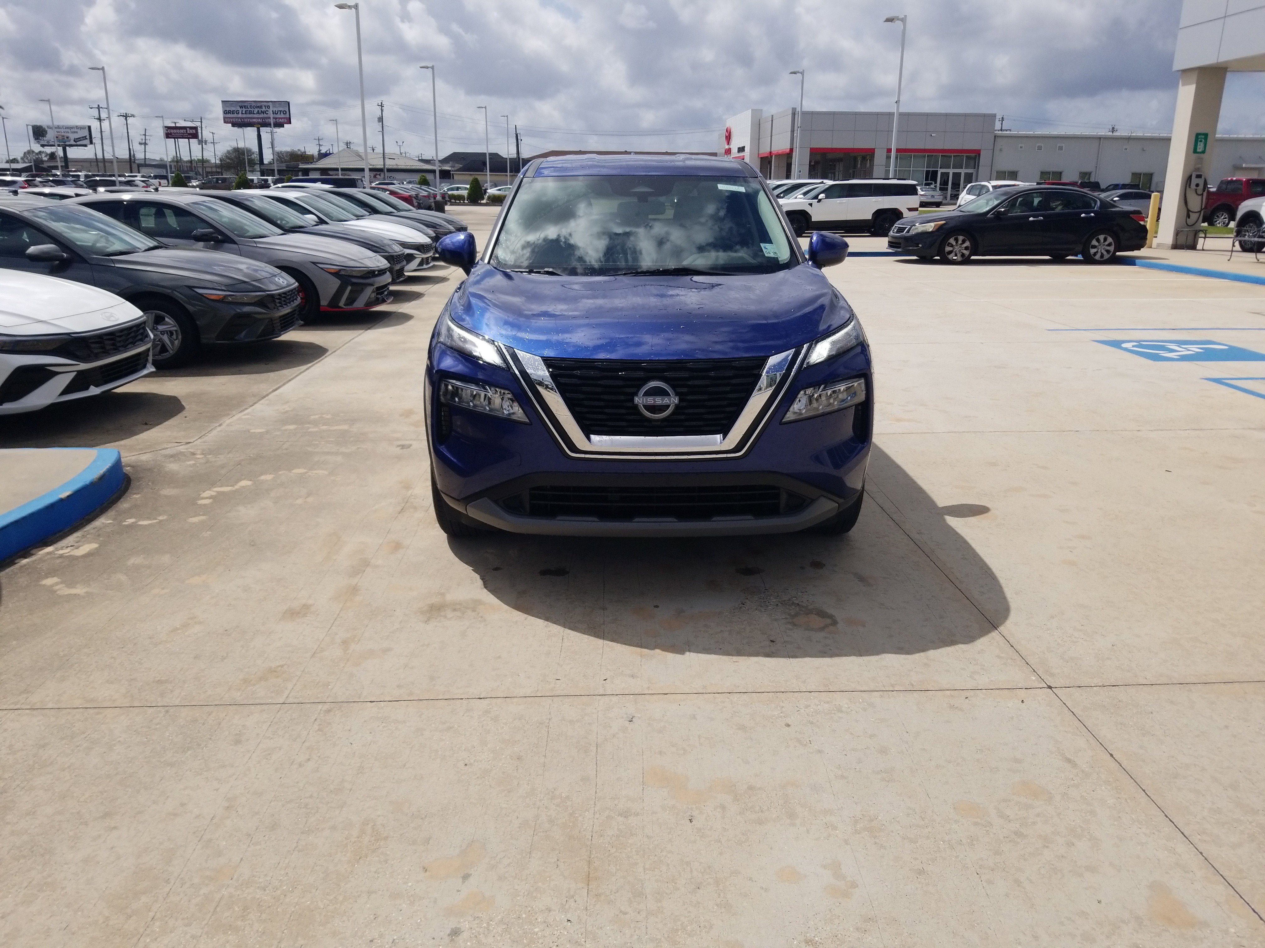Used 2023 Nissan Rogue SV image 2