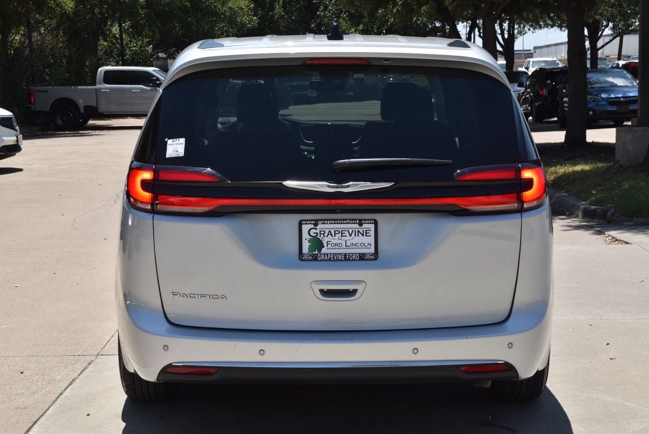 Used 2024 Chrysler Pacifica Touring-L FWD image 9