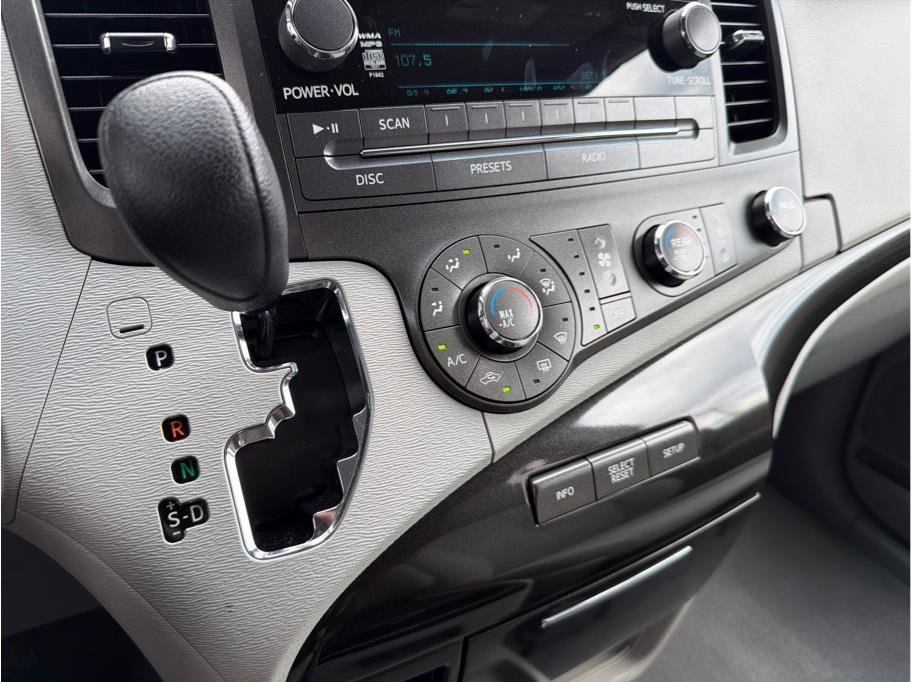Used 2011 Toyota Sienna LE w/ Towing Pkg FWD image 19
