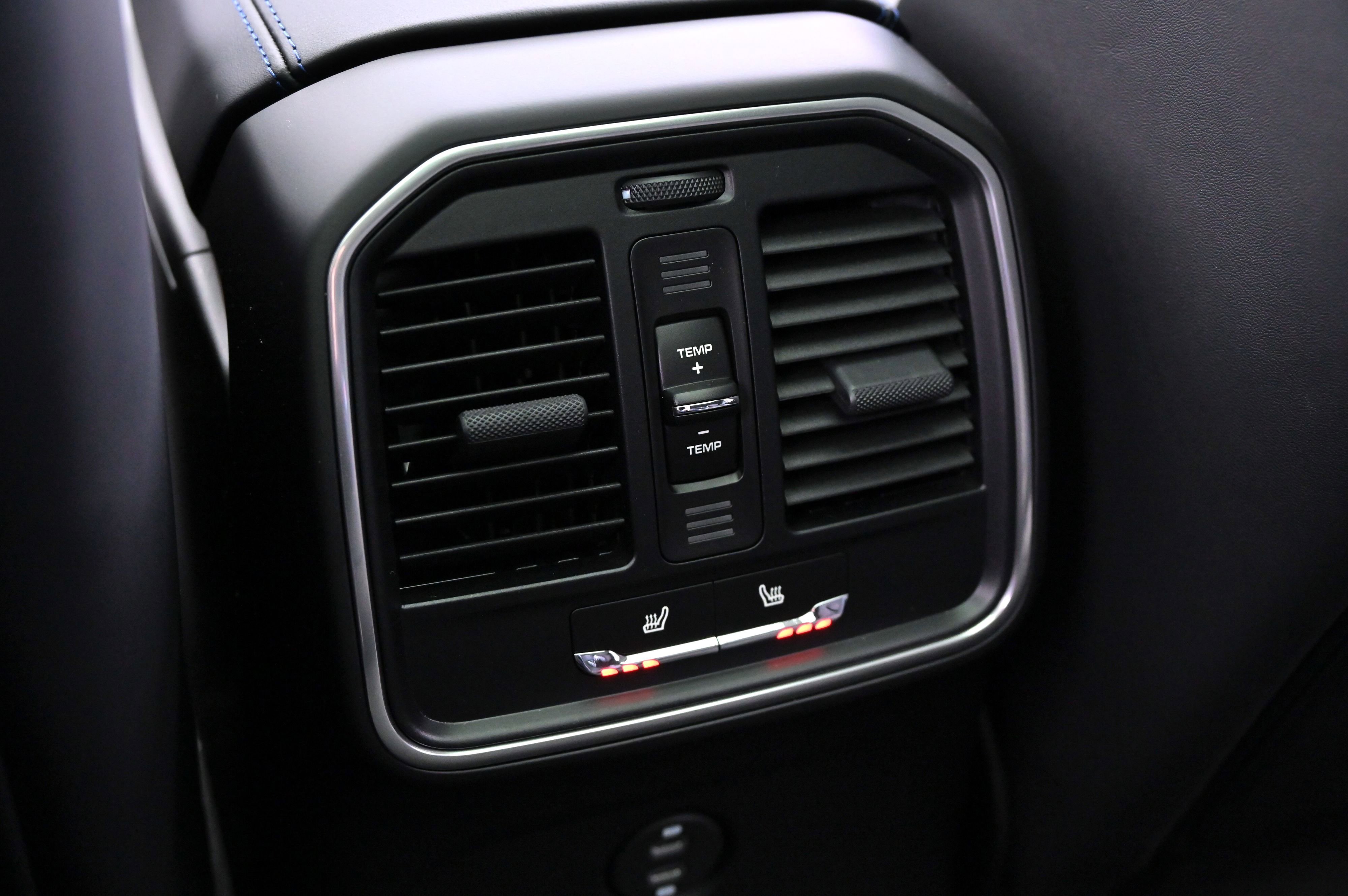 Certified 2025 Porsche Macan image 24