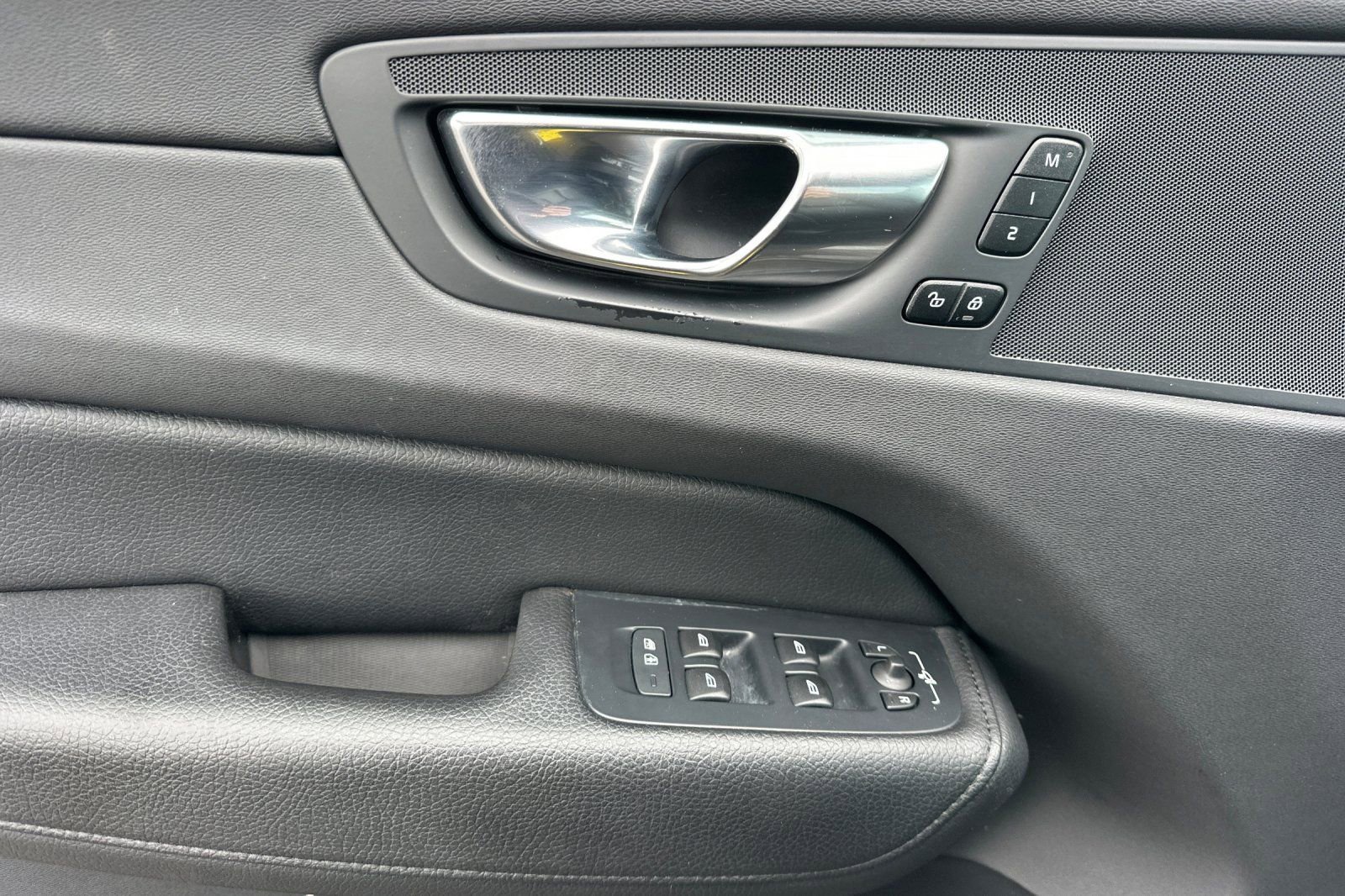 Used 2022 Volvo XC60 B5 Momentum w/ Advanced Package image 10