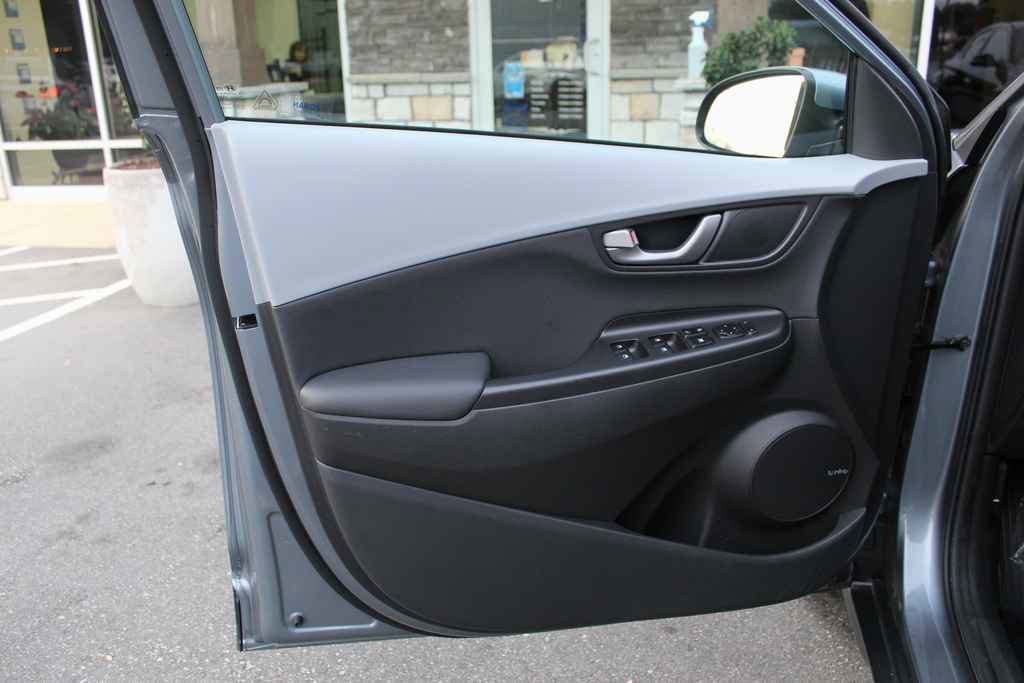 Used 2021 Hyundai Kona Limited w/ Cargo Package image 10