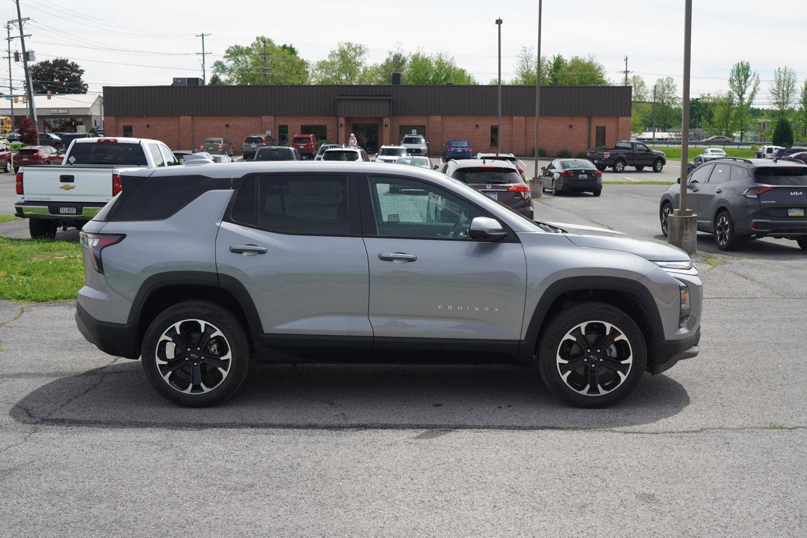 New 2025 Chevrolet Equinox LT w/ Safety and Technology Package image 2