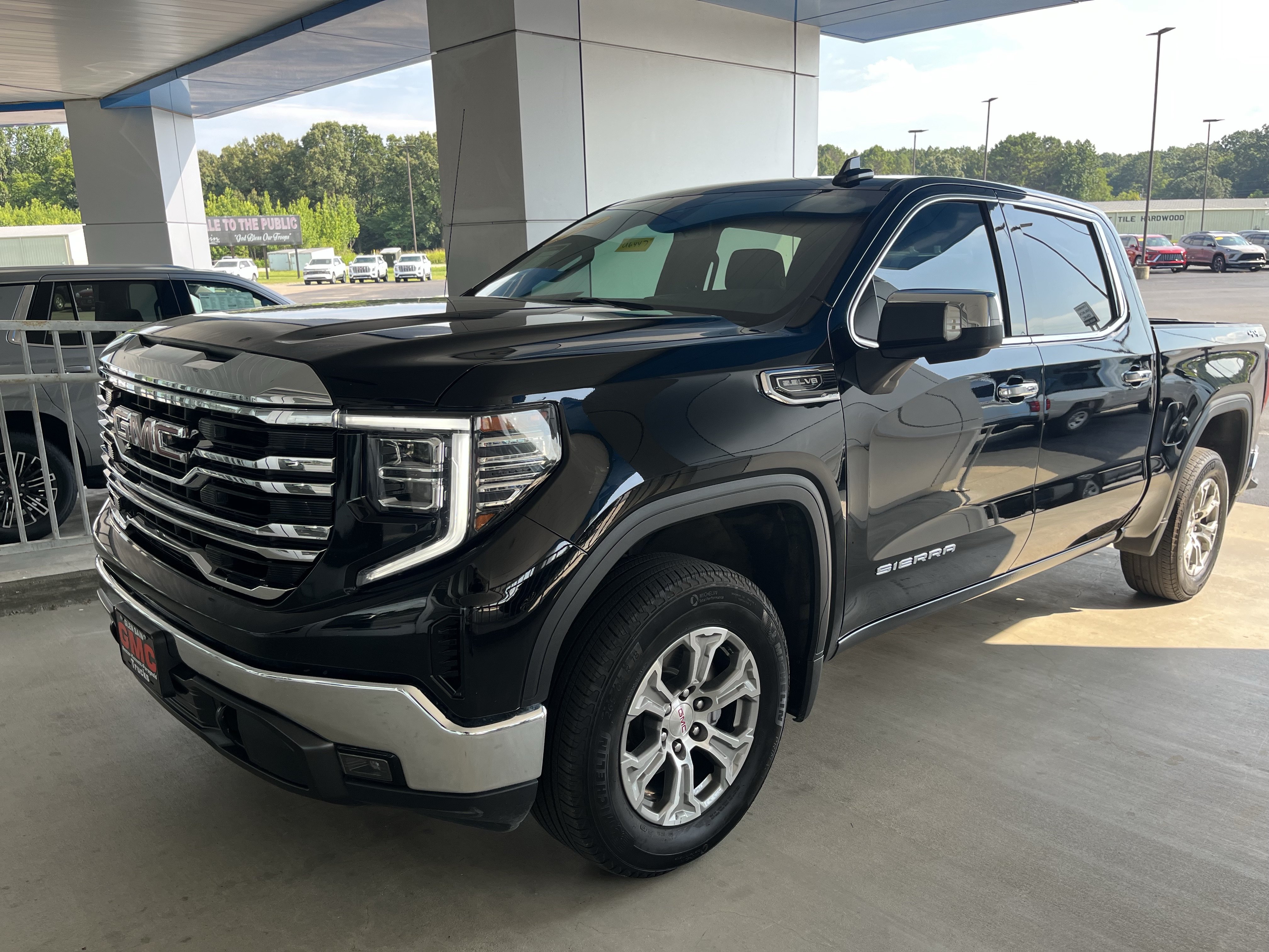 Used 2025 GMC Sierra 1500 SLT AWD/4WD image 1