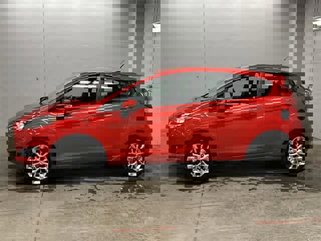 Used 2014 Ford Fiesta SE w/ Equipment Group 201A image 2