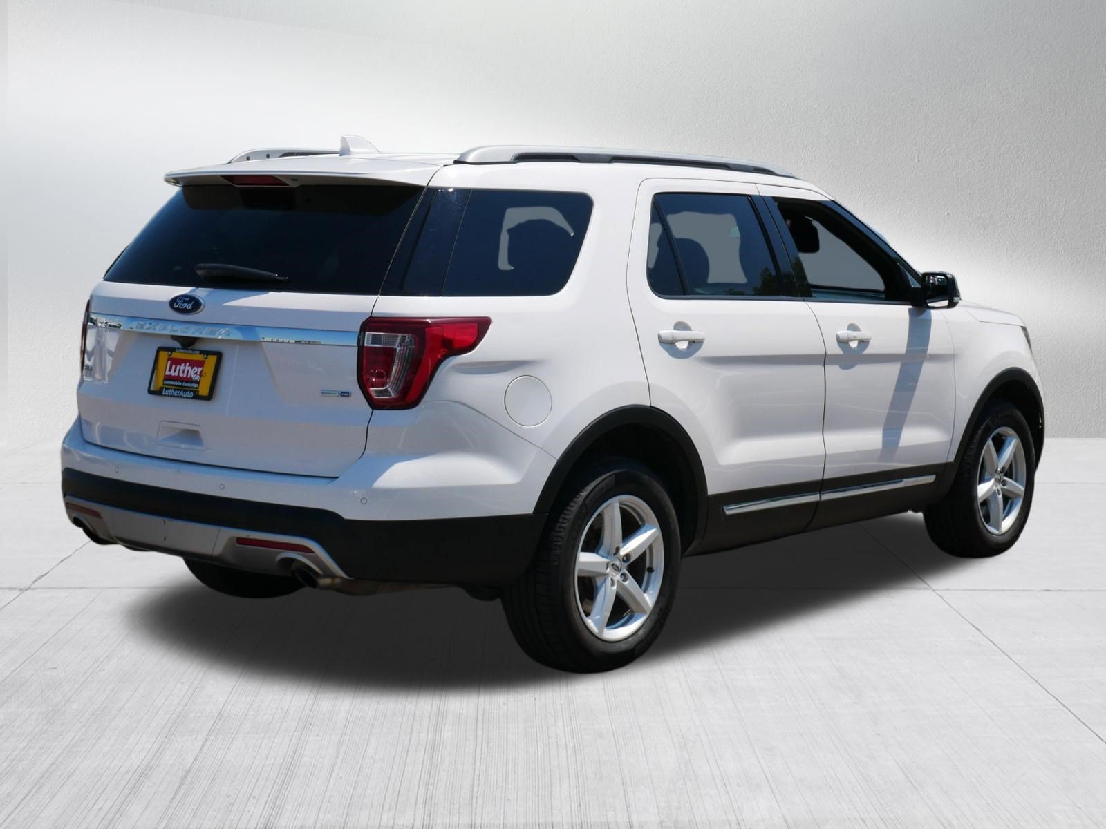 Used 2017 Ford Explorer XLT w/ Equipment Group 202A AWD/4WD image 7