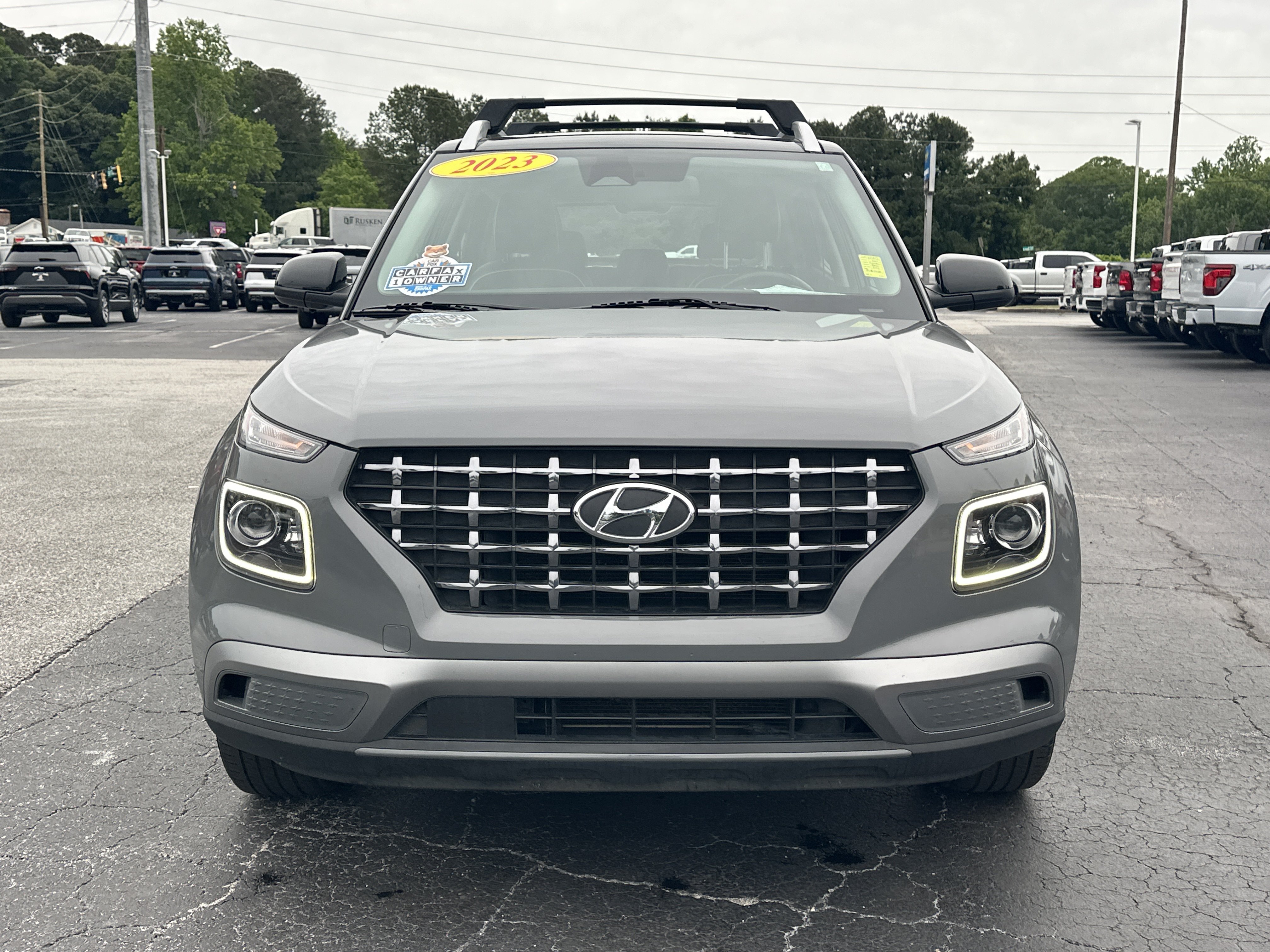 Used 2023 Hyundai Venue Limited FWD image 3