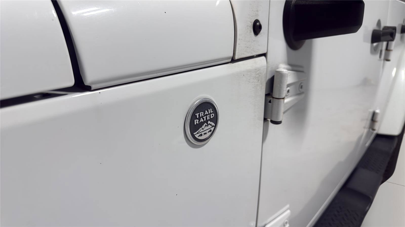 Used 2015 Jeep Wrangler Unlimited Sahara w/ Connectivity Group image 31