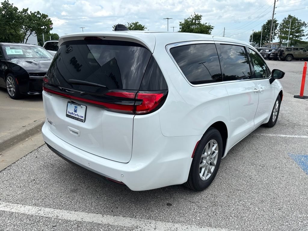 New 2027 Chrysler Pacifica Select FWD image 26