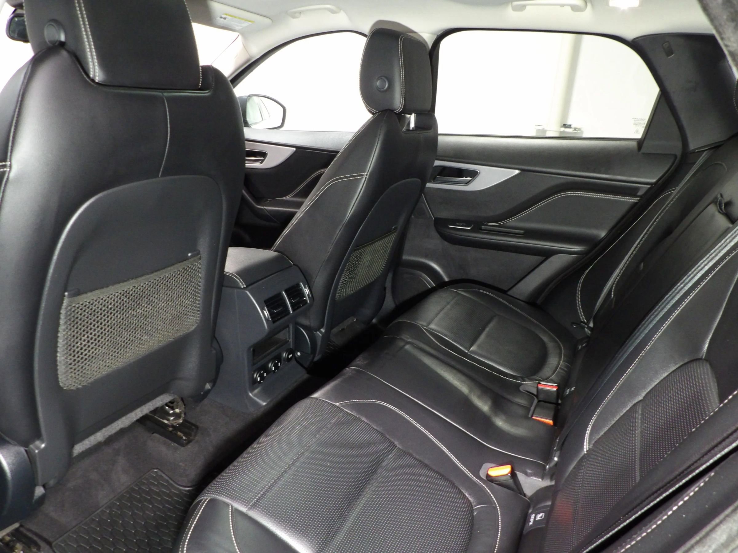 Used 2018 Jaguar F-PACE R-Sport image 15