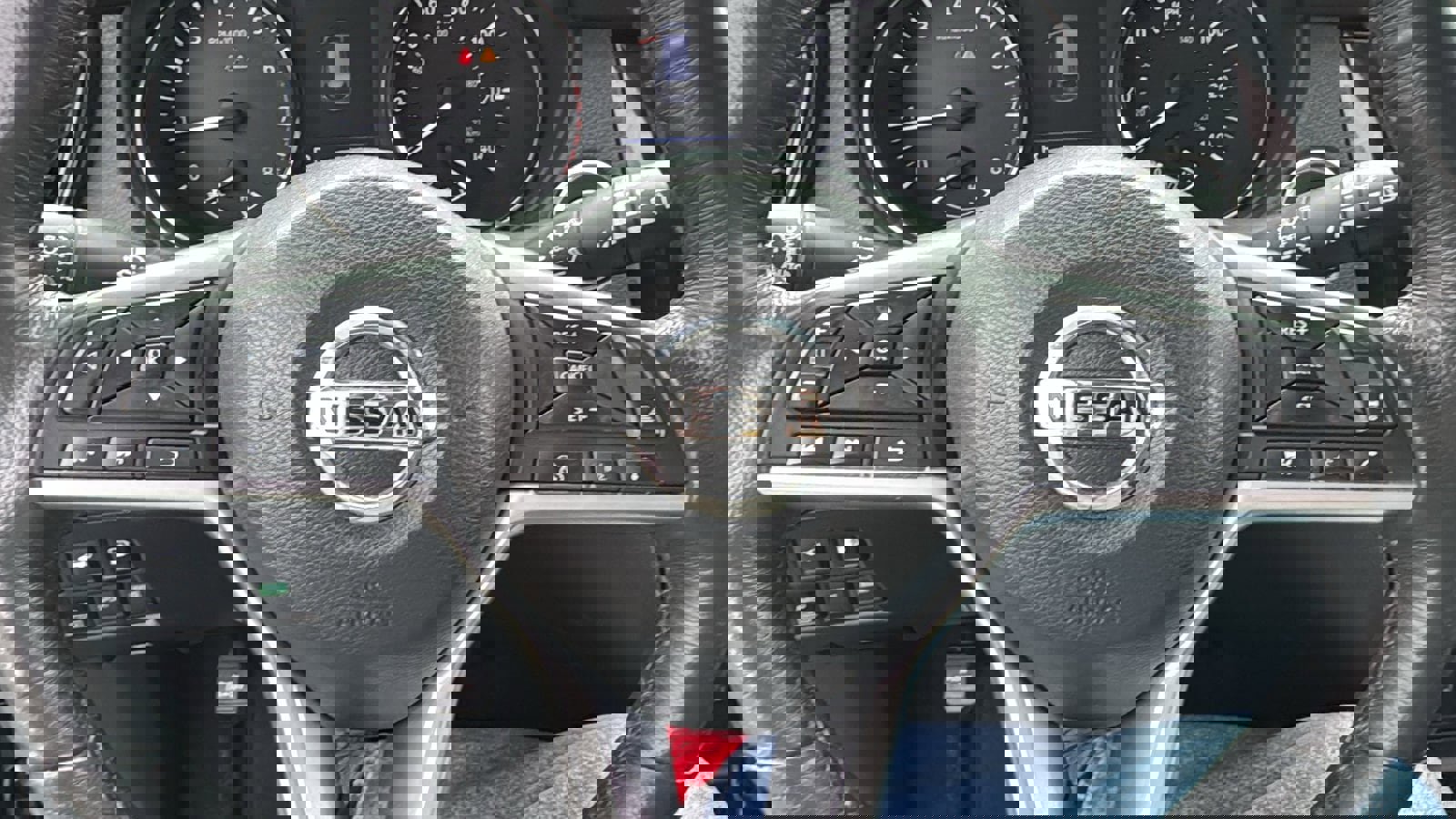 Used 2018 Nissan Rogue SV w/ Premium Package image 19