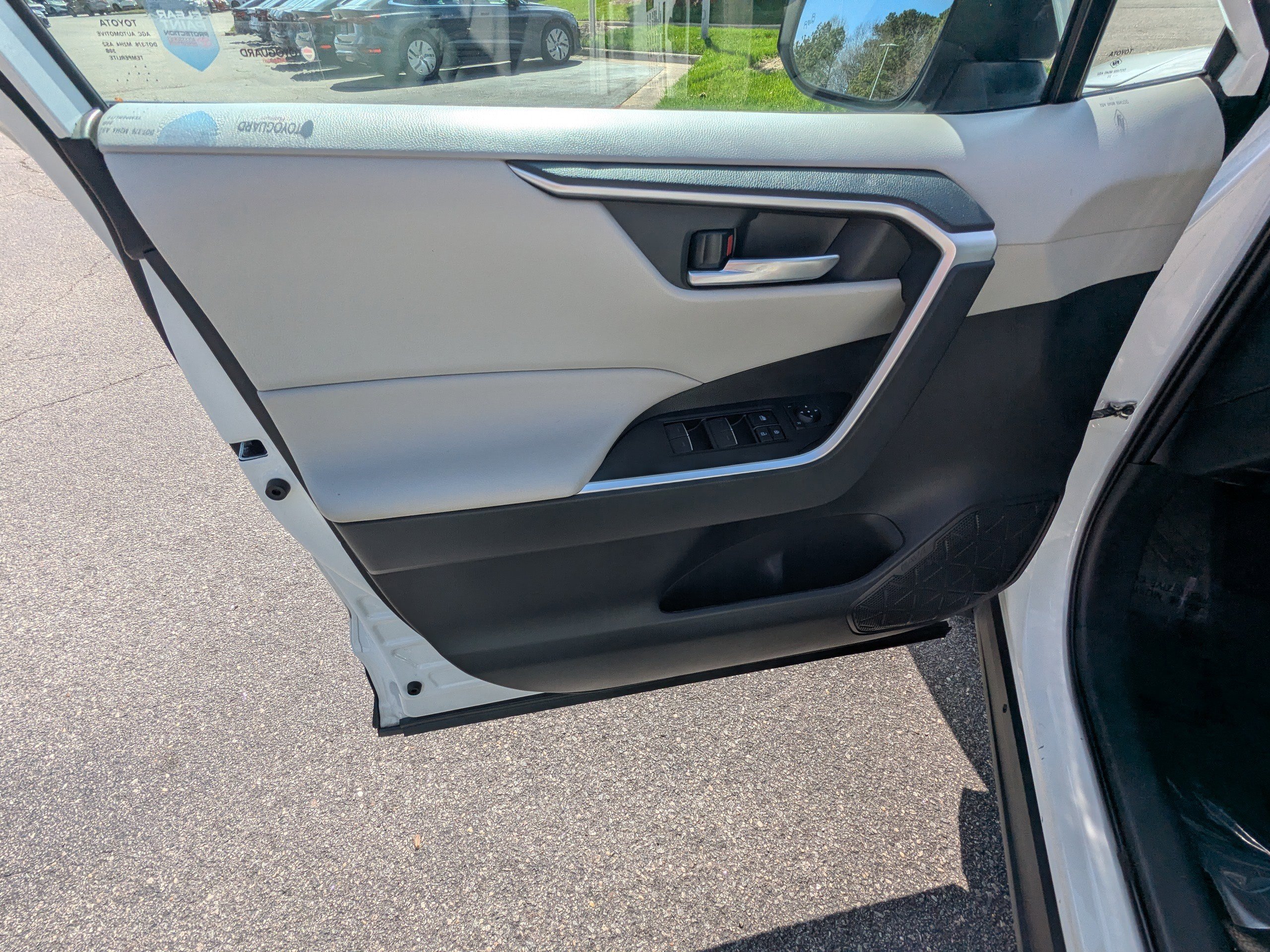 Used 2023 Toyota RAV4 XLE Premium image 17