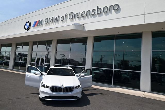 Used 2025 BMW 530i w/ Premium Package RWD image 31
