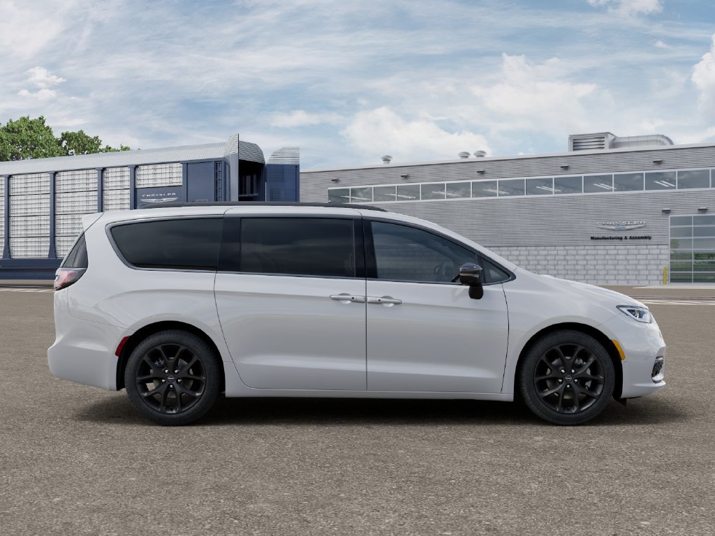 New 2026 Chrysler Pacifica Limited w/ Uconnect Theater Family Group FWD image 22