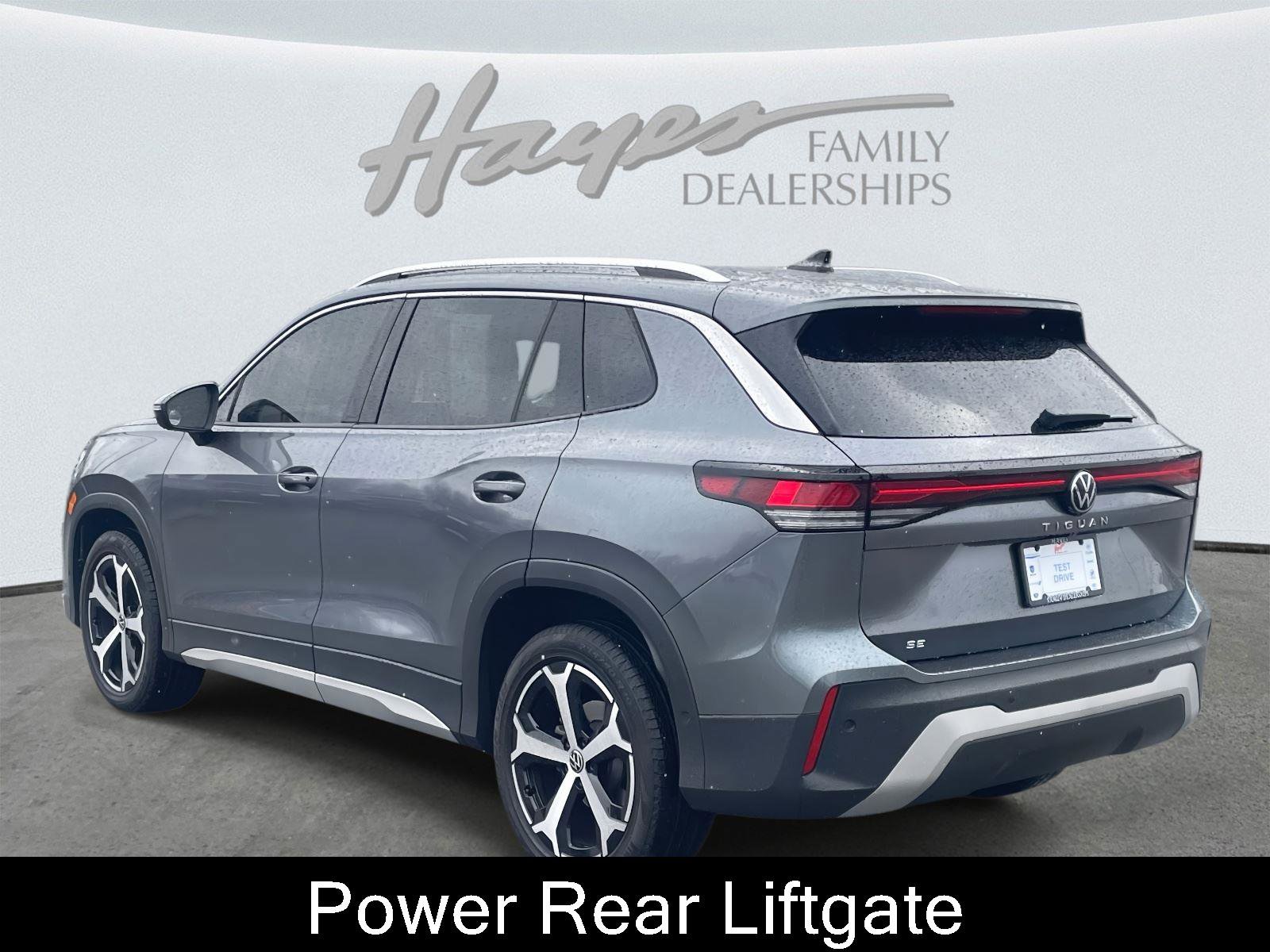 Used 2025 Volkswagen Tiguan SE image 25