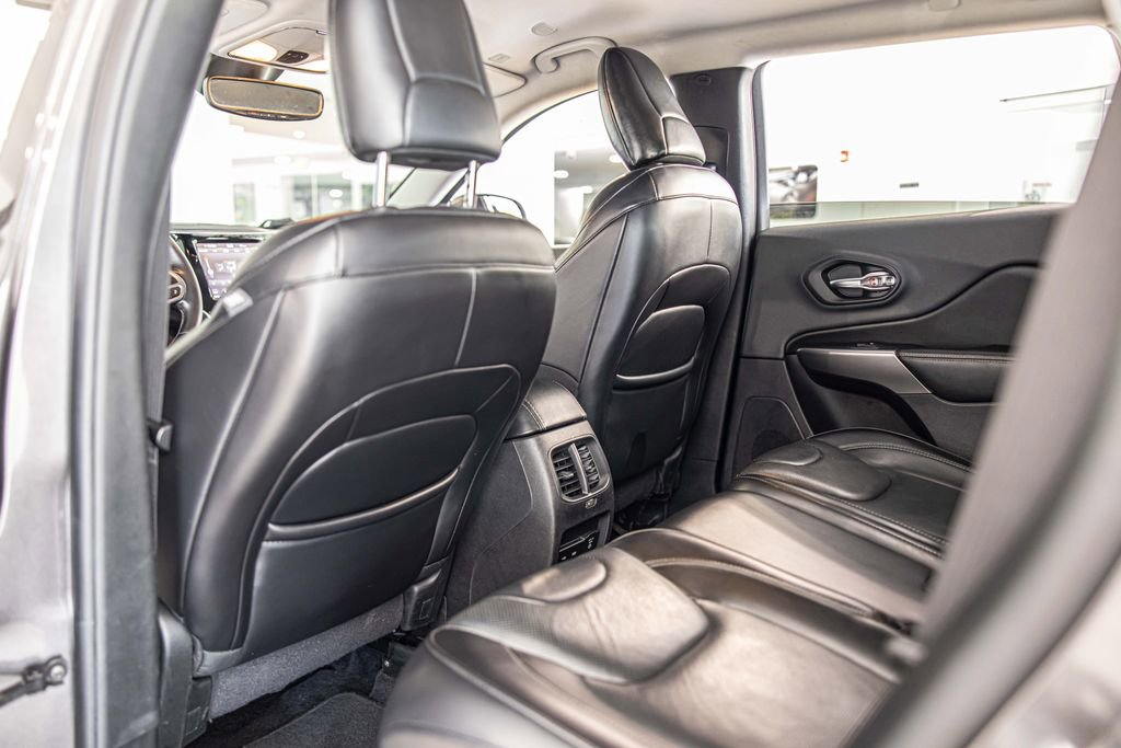 Used 2019 Jeep Cherokee Limited w/ Luxury Group AWD/4WD image 31