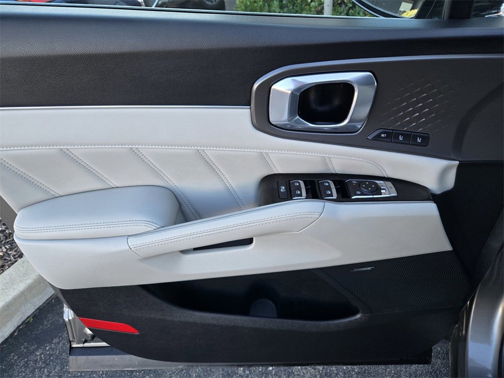 Used 2025 Kia Sorento SX Prestige image 16