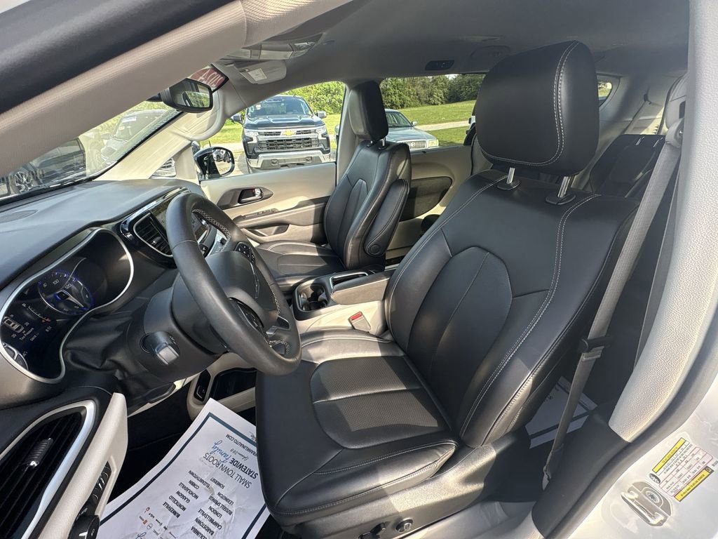 Used 2024 Chrysler Pacifica Touring-L FWD image 13