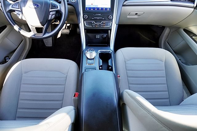 Used 2020 Ford Fusion SE FWD image 19