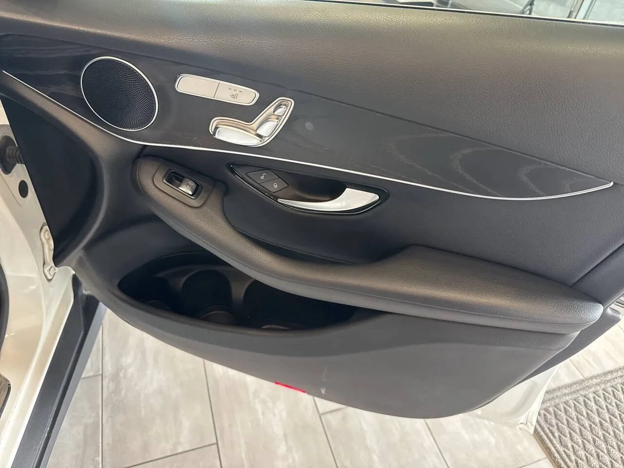 Used 2018 Mercedes-Benz GLC 300 4MATIC w/ Premium Package image 19