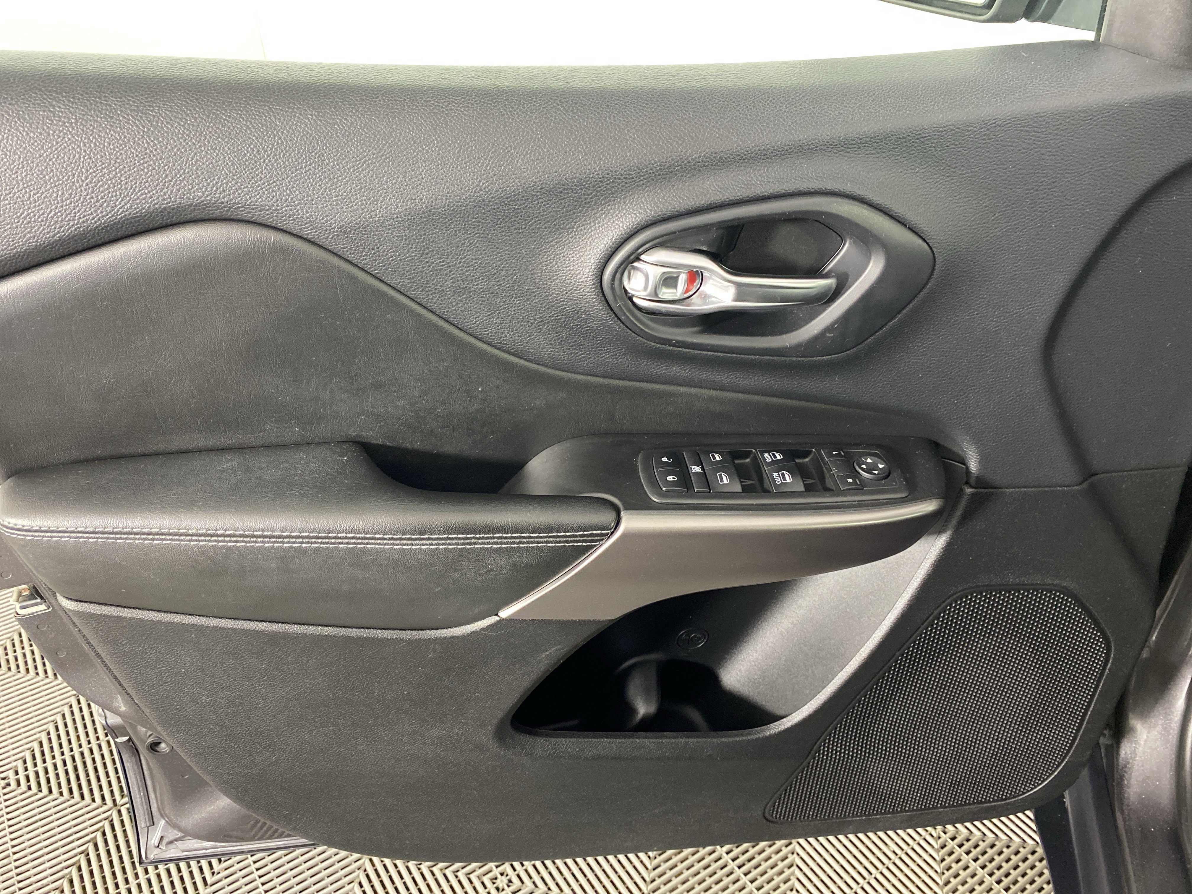 Used 2019 Jeep Cherokee Latitude Plus AWD/4WD image 12