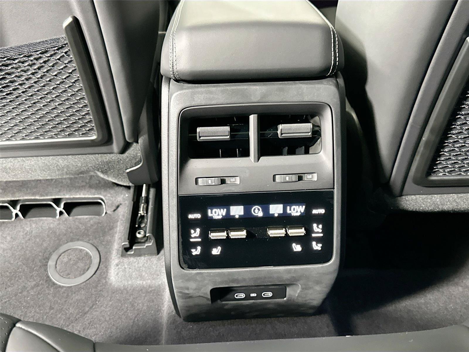 Certified 2025 Porsche Macan Turbo Electric AWD/4WD image 37